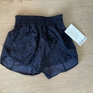 Lululemon track that MR short 5” lined